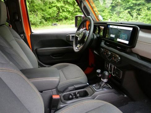 Used 2025 Jeep Wrangler Unlimited Sahara AWD/4WD image 33
