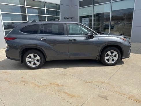 Used 2023 Toyota Highlander LE AWD/4WD image 8