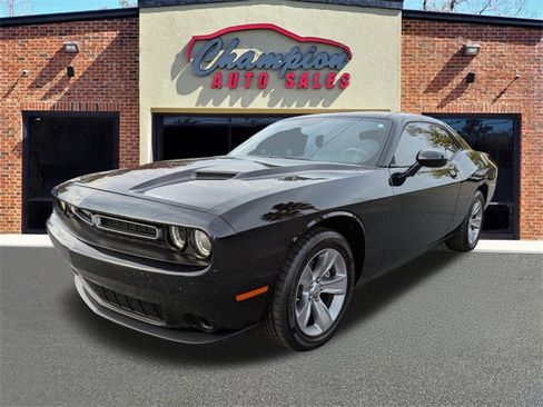 Used 2022 Dodge Challenger SXT image 4