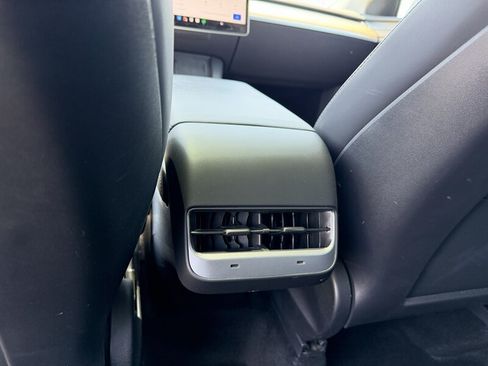 Used 2022 Tesla Model Y Long Range AWD/4WD image 25