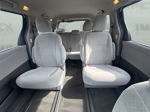 Used 2015 Toyota Sienna LE AWD/4WD image 10