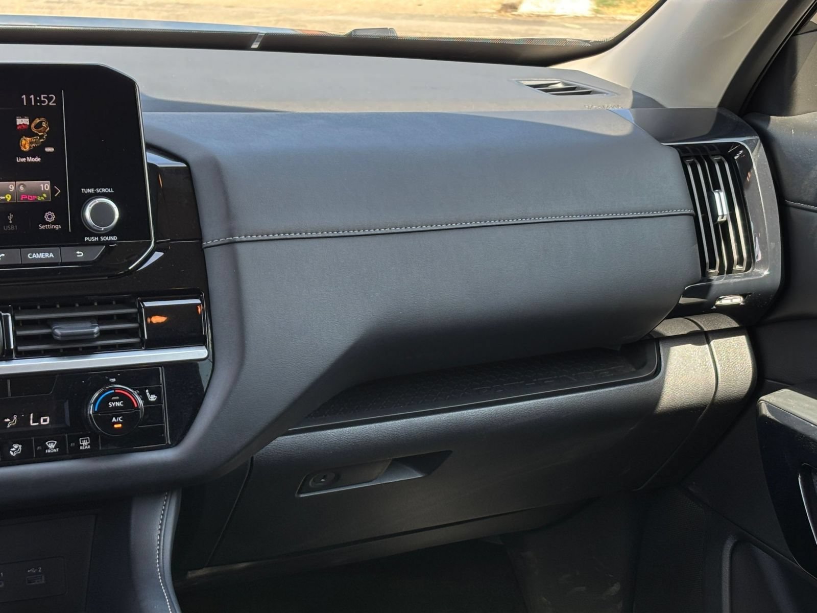 Used 2025 Nissan Pathfinder SV FWD image 37