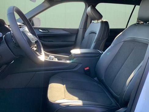 New 2025 Jeep Grand Cherokee L Altitude image 18