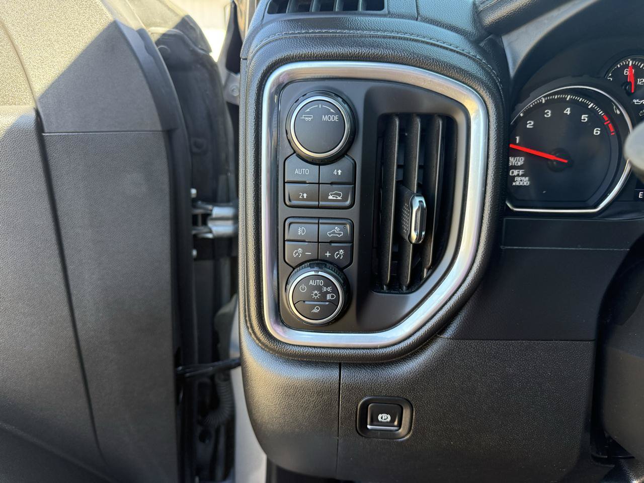 Used 2020 Chevrolet Silverado 1500 LTZ w/ LTZ Plus Package AWD/4WD image 15