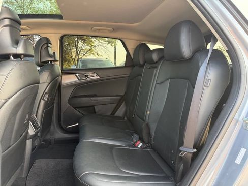 Certified 2025 Kia Sportage EX w/ Premium Package AWD/4WD image 27