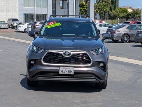 Used 2023 Toyota Highlander XLE FWD image 2
