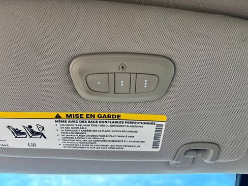 Used 2018 Chrysler Pacifica Limited w/ Tire & Wheel Group FWD image 16