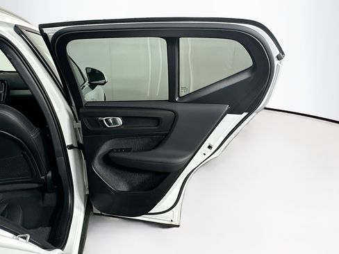 Used 2025 Volvo XC40 B5 Plus image 30
