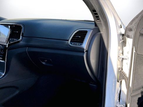 Certified 2022 Jeep Grand Cherokee Laredo X image 21