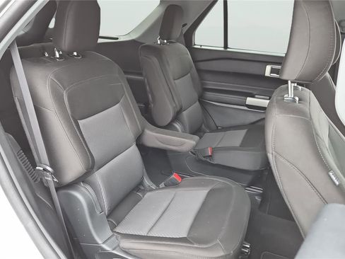 Used 2023 Ford Explorer XLT AWD/4WD image 16