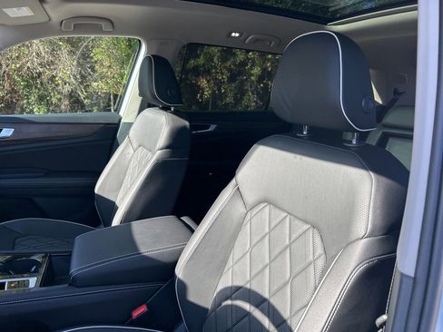 Certified 2025 Volkswagen Atlas SEL Premium R-Line image 22