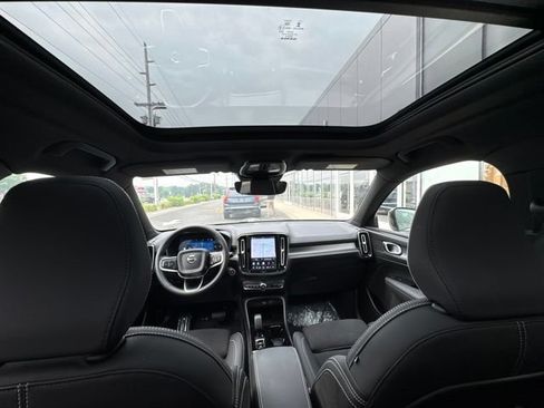 Certified 2025 Volvo XC40 B5 Plus AWD/4WD image 18