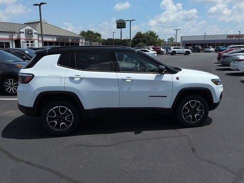 Used 2025 Jeep Compass Trailhawk AWD/4WD image 8