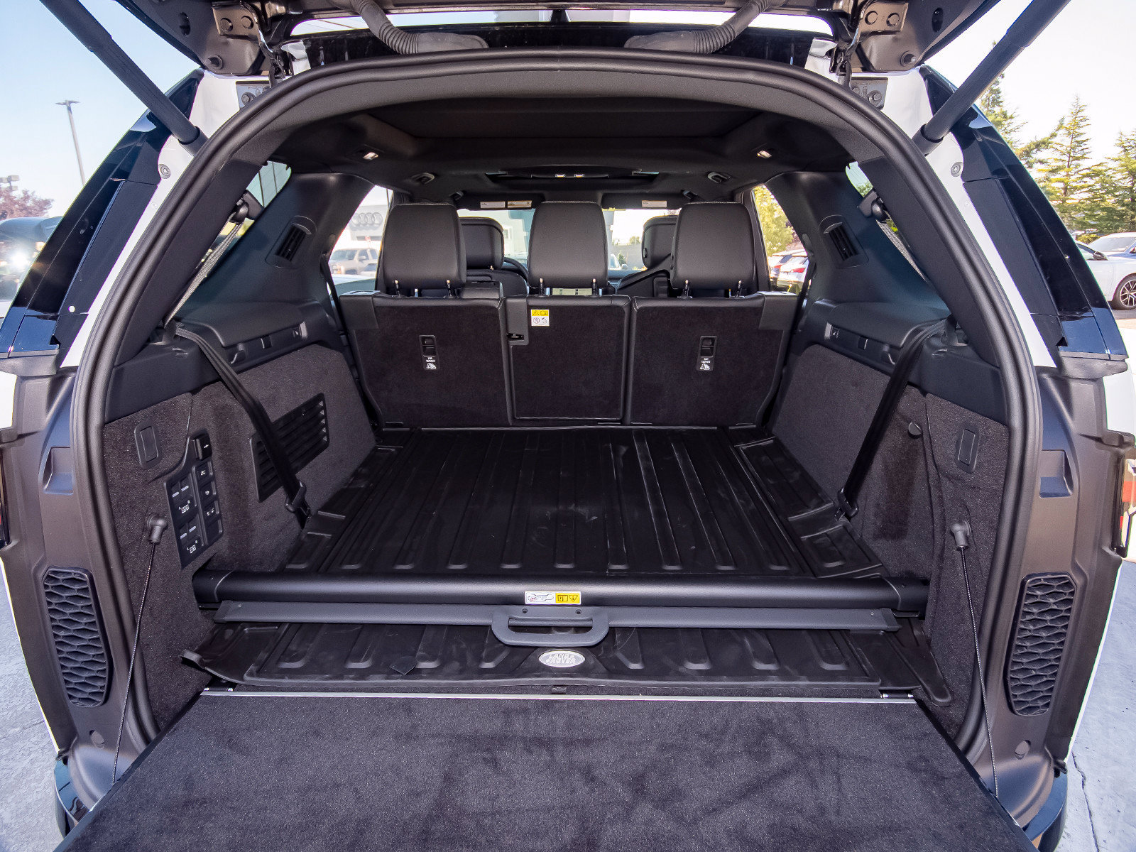 New 2026 Land Rover Discovery Limited Edition AWD/4WD image 51
