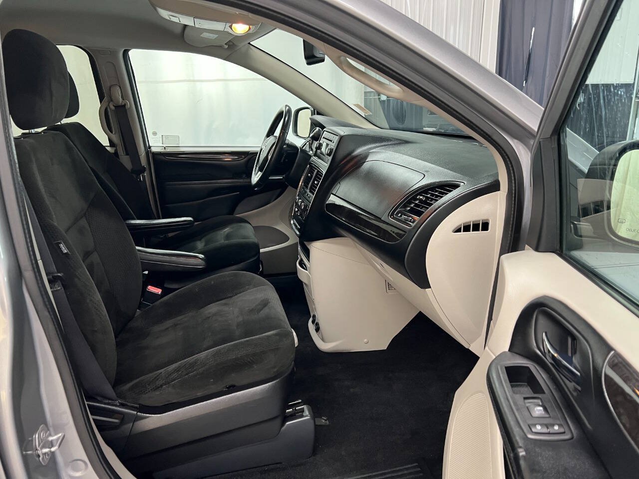 Used 2016 Dodge Grand Caravan SE w/ Quick Order Package 29E SE FWD image 12