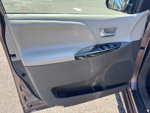 Used 2018 Toyota Sienna XLE w/ XLE Navigation Package image 12