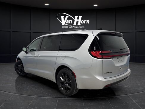New 2026 Chrysler Pacifica Select w/ S Appearance Package AWD/4WD image 3