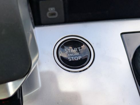 Used 2023 Land Rover Range Rover Long Wheelbase SE image 32