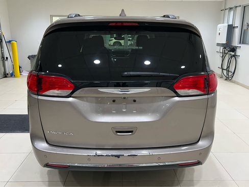 Used 2017 Chrysler Pacifica Touring-L w/ Tire & Wheel Group FWD image 5