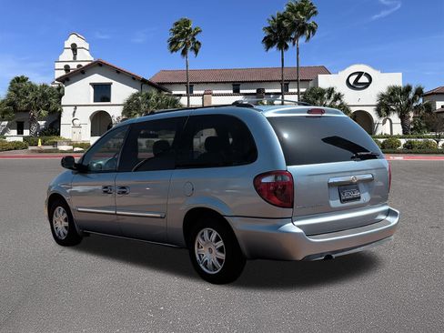 Used 2006 Chrysler Town & Country Touring FWD image 4