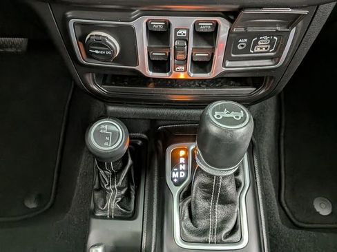 Used 2018 Jeep Wrangler Unlimited Sahara image 30