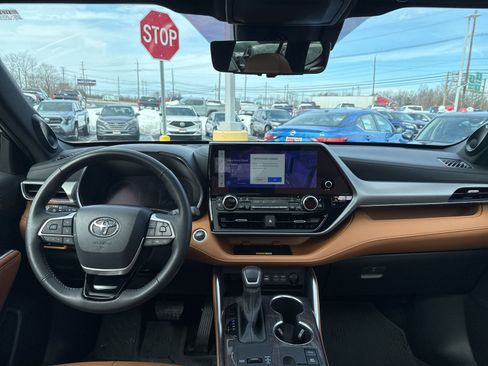 Used 2025 Toyota Highlander Platinum image 22
