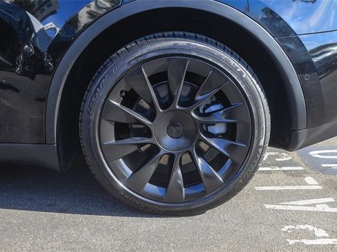 Used 2022 Tesla Model Y Long Range image 12