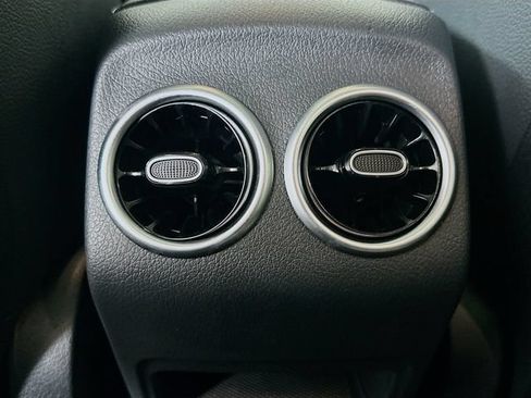 Used 2022 Mercedes-Benz GLB 250 image 26