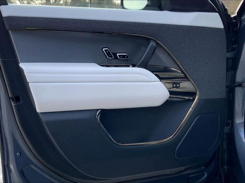 Used 2025 Land Rover Range Rover Sport SE image 20