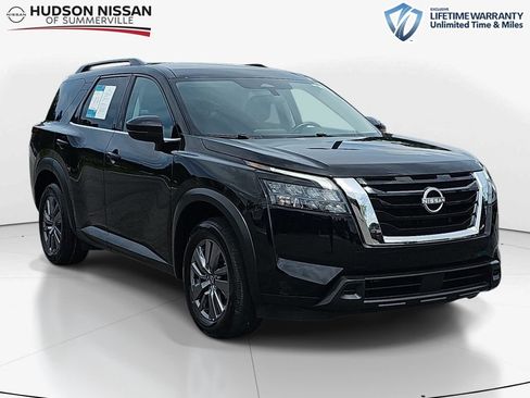 Used 2025 Nissan Pathfinder SV FWD image 1
