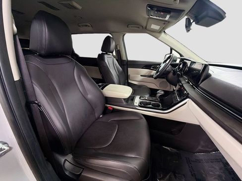 Used 2023 Kia Carnival EX FWD image 30