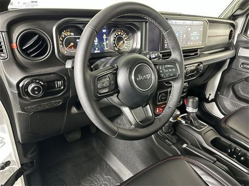 Used 2025 Jeep Gladiator Rubicon w/ Convenience Group image 10