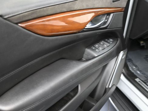 Used 2018 Cadillac Escalade Luxury image 13