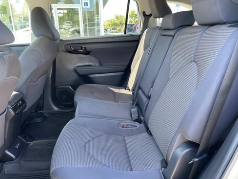 Used 2023 Toyota Highlander L FWD image 11