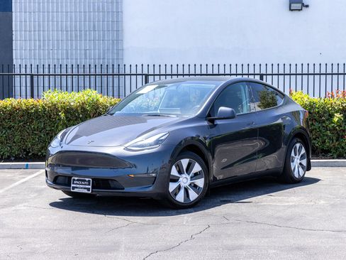 Used 2024 Tesla Model Y Long Range AWD/4WD image 18