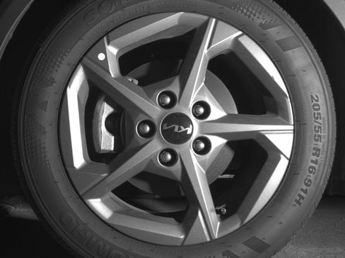 Used 2025 Kia K4 LXS image 12