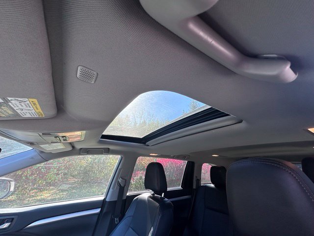 Used 2019 Toyota Highlander XLE AWD/4WD image 13
