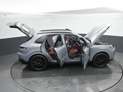 Used 2024 Porsche Cayenne image 53