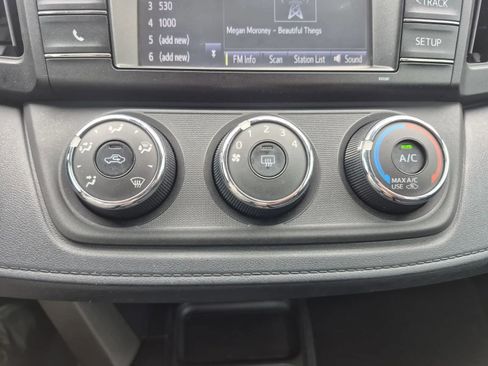 Used 2018 Toyota RAV4 LE FWD image 21