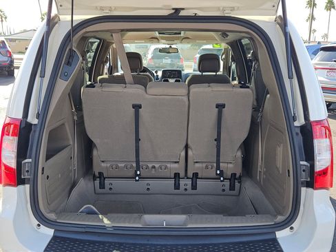 Used 2013 Chrysler Town & Country Touring image 7