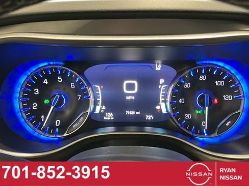 Used 2023 Chrysler Pacifica Touring-L FWD image 3