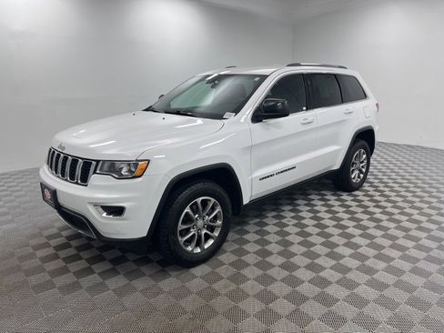 Used 2020 Jeep Grand Cherokee Laredo image 3
