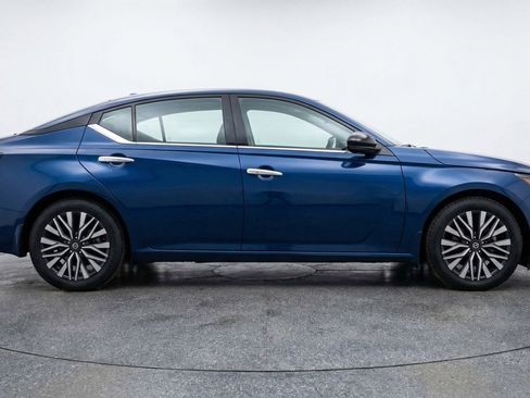 Used 2025 Nissan Altima 2.5 SV FWD image 11