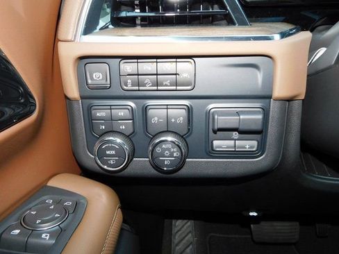 New 2025 Chevrolet Suburban High Country image 40