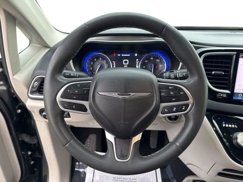 Used 2023 Chrysler Pacifica Touring-L image 15