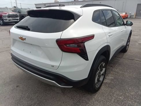 Used 2025 Chevrolet Trax LT w/ LT Convenience Package FWD image 4