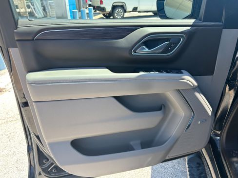 Used 2023 Chevrolet Tahoe Z71 w/ Luxury Package AWD/4WD image 17