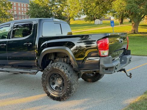 Used 2017 Toyota Tacoma TRD Off-Road w/ Tow Package (A/T) AWD/4WD image 12