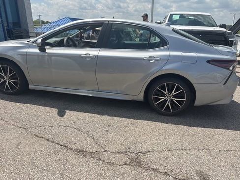 Used 2021 Toyota Camry SE FWD image 3