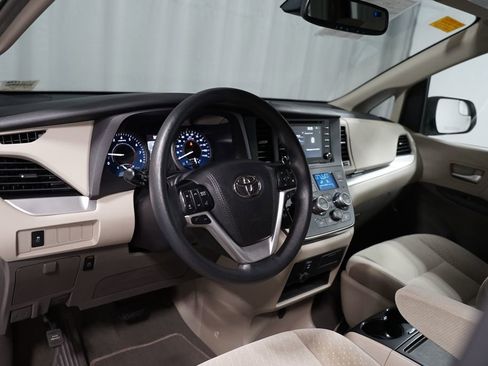 Used 2019 Toyota Sienna LE FWD image 7